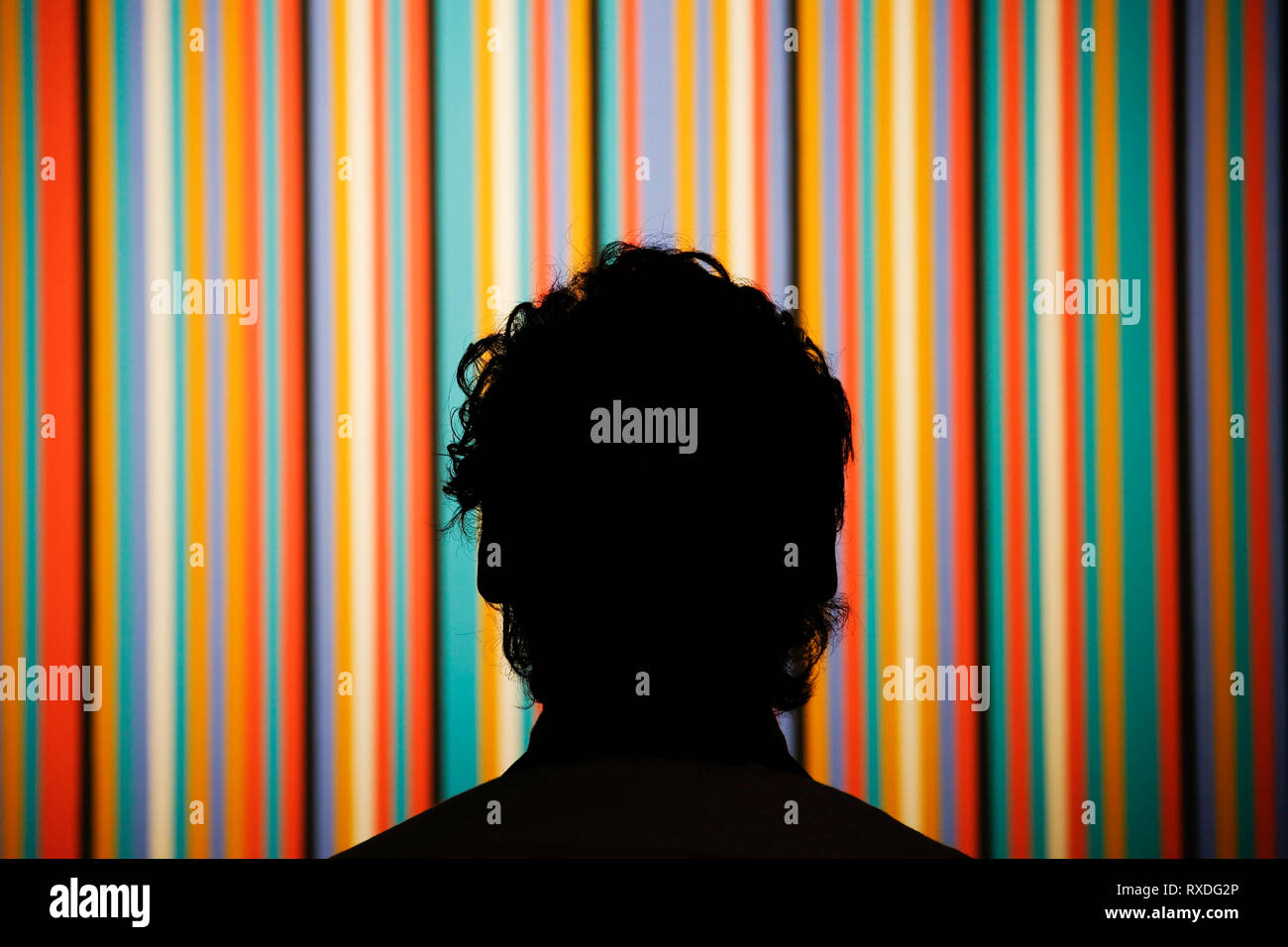 Londra, Regno Unito. 8 Mar 2019. Un Christie's dipendente pone con illustrazioni, precedentemente di proprietà della cantante-cantautore George Michael, 'Songbird' dall'artista Bridget Riley in casa d'aste Christie's di Londra, Regno Unito, Venerdì, Marzo 08, 2019. Il pezzo fa parte di George Michael serata di raccolta e asta online la prossima settimana. Esso è stimato per ottenere un prezzo massimo di £600.000 foto : © Luca MacGregor Credit: Luke MacGregor/Alamy Live News Foto Stock