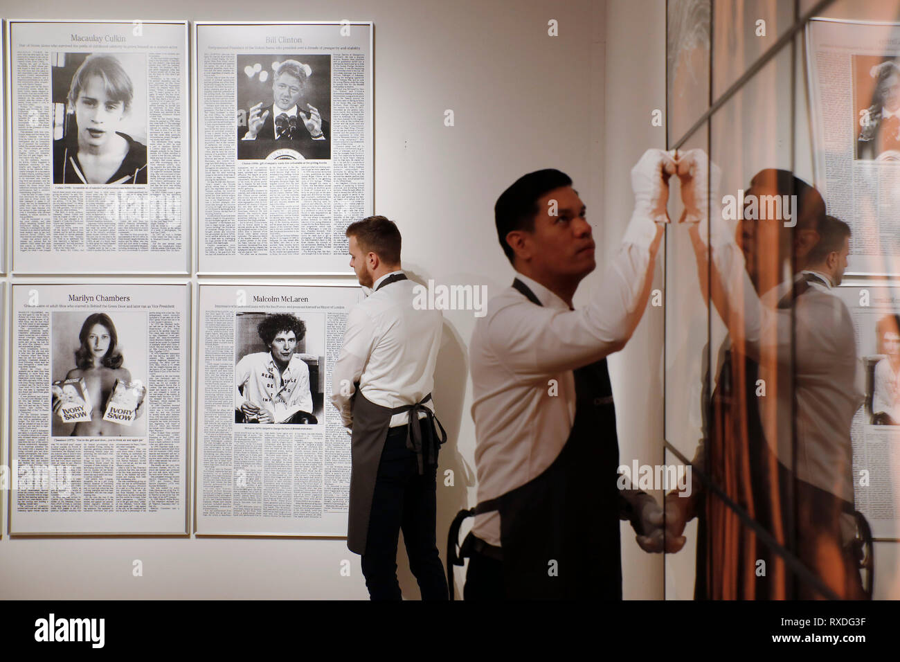 Londra, Regno Unito. 8 Mar 2019. Christie's dipendenti pongono con illustrazioni, precedentemente di proprietà della cantante-cantautore George Michael, dettaglio da (sinistra) ' i) Jeff (ii) Nicole (iii) Macaulay (iv) Bill (v) asta (vi) Marilyn (vii) Malcolm' (sinistra) da Adam McEwen a casa d'aste Christie's di Londra, Regno Unito, Venerdì, Marzo 08, 2019. Il pezzo fa parte di George Michael serata di raccolta e asta online la prossima settimana. Esso è stimato per ottenere un prezzo massimo di £50.000 foto : © Luca MacGregor Credit: Luke MacGregor/Alamy Live News Foto Stock