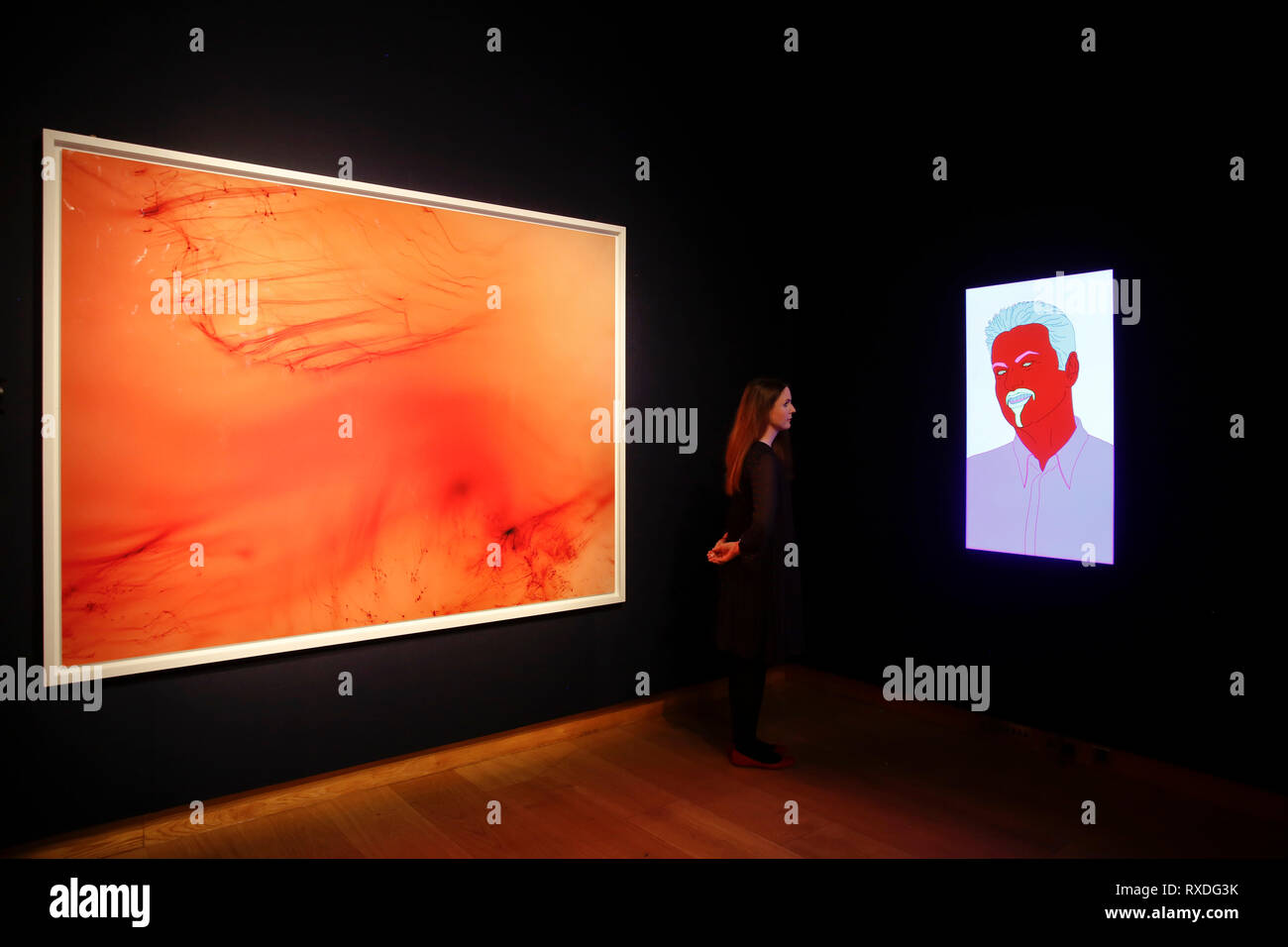 Londra, Regno Unito. 8 Mar 2019. Un Christie's dipendente pone con illustrazioni, precedentemente di proprietà della cantante-cantautore George Michael, 'urgenza XII" (sinistra) per artista Wolfgang Tilmans e commissionato un ritratto Untitled (George), 2007, artista Michael Craig-Martin a casa d'aste Christie's di Londra, Regno Unito, Venerdì, Marzo 08, 2019. Il pezzo fa parte di George Michael serata di raccolta e asta online la prossima settimana. Esso è stimato per ottenere un prezzo massimo di £60.000 foto : © Luca MacGregor Credit: Luke MacGregor/Alamy Live News Foto Stock