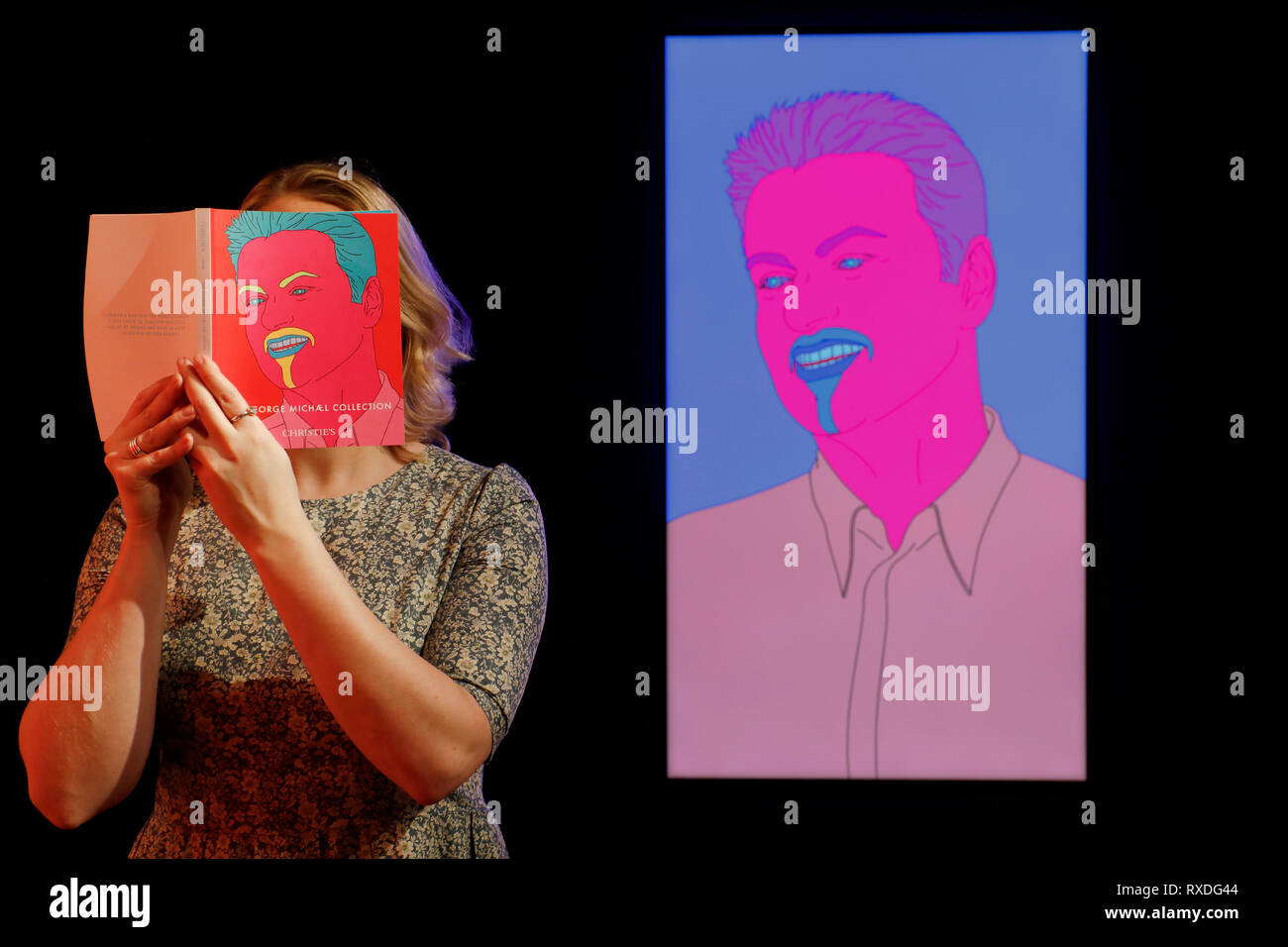 Londra, Regno Unito. 8 Mar 2019. Un Christie's dipendente pone con illustrazioni, precedentemente di proprietà della cantante-cantautore George Michael, un ritratto commissionato Untitled (George), 2007, artista Michael Craig-Martin a casa d'aste Christie's di Londra, Regno Unito, Venerdì, Marzo 08, 2019. Il pezzo fa parte di George Michael serata di raccolta e asta online la prossima settimana. Esso è stimato per ottenere un prezzo massimo di £60.000 foto : © Luca MacGregor Credit: Luke MacGregor/Alamy Live News Foto Stock