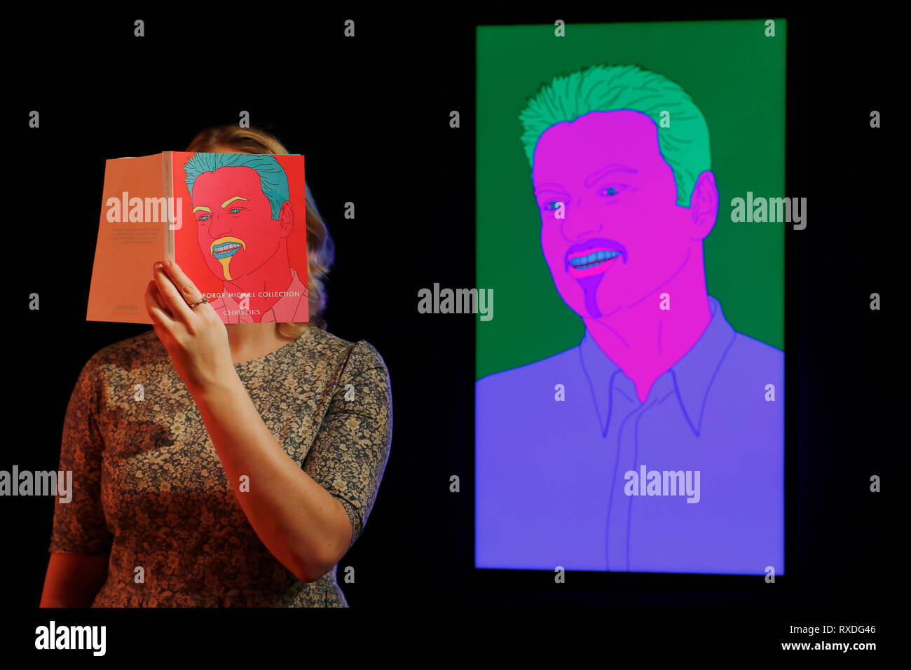 Londra, Regno Unito. 8 Mar 2019. Un Christie's dipendente pone con illustrazioni, precedentemente di proprietà della cantante-cantautore George Michael, un ritratto commissionato Untitled (George), 2007, artista Michael Craig-Martin a casa d'aste Christie's di Londra, Regno Unito, Venerdì, Marzo 08, 2019. Il pezzo fa parte di George Michael serata di raccolta e asta online la prossima settimana. Esso è stimato per ottenere un prezzo massimo di £60.000 foto : © Luca MacGregor Credit: Luke MacGregor/Alamy Live News Foto Stock