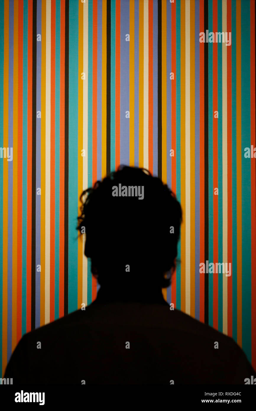 Londra, Regno Unito. 8 Mar 2019. Un Christie's dipendente pone con illustrazioni, precedentemente di proprietà della cantante-cantautore George Michael, 'Songbird' dall'artista Bridget Riley in casa d'aste Christie's di Londra, Regno Unito, Venerdì, Marzo 08, 2019. Il pezzo fa parte di George Michael serata di raccolta e asta online la prossima settimana. Esso è stimato per ottenere un prezzo massimo di £600.000 foto : © Luca MacGregor Credit: Luke MacGregor/Alamy Live News Foto Stock