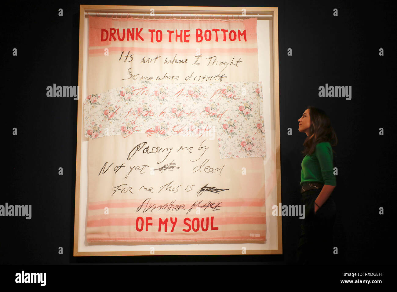 Londra, Regno Unito. 8 Mar 2019.A Christie's dipendente pone con illustrazioni, precedentemente di proprietà della cantante-cantautore George Michael, 'Drunk al fondo del mio cuore" da Tracey Emin a casa d'aste Christie's di Londra, Regno Unito, Venerdì, Marzo 08, 2019. Il pezzo fa parte di George Michael serata di raccolta e asta online la prossima settimana. Esso è stimato per ottenere un prezzo massimo di £250.000 foto : © Luca MacGregor Credit: Luke MacGregor/Alamy Live News Foto Stock