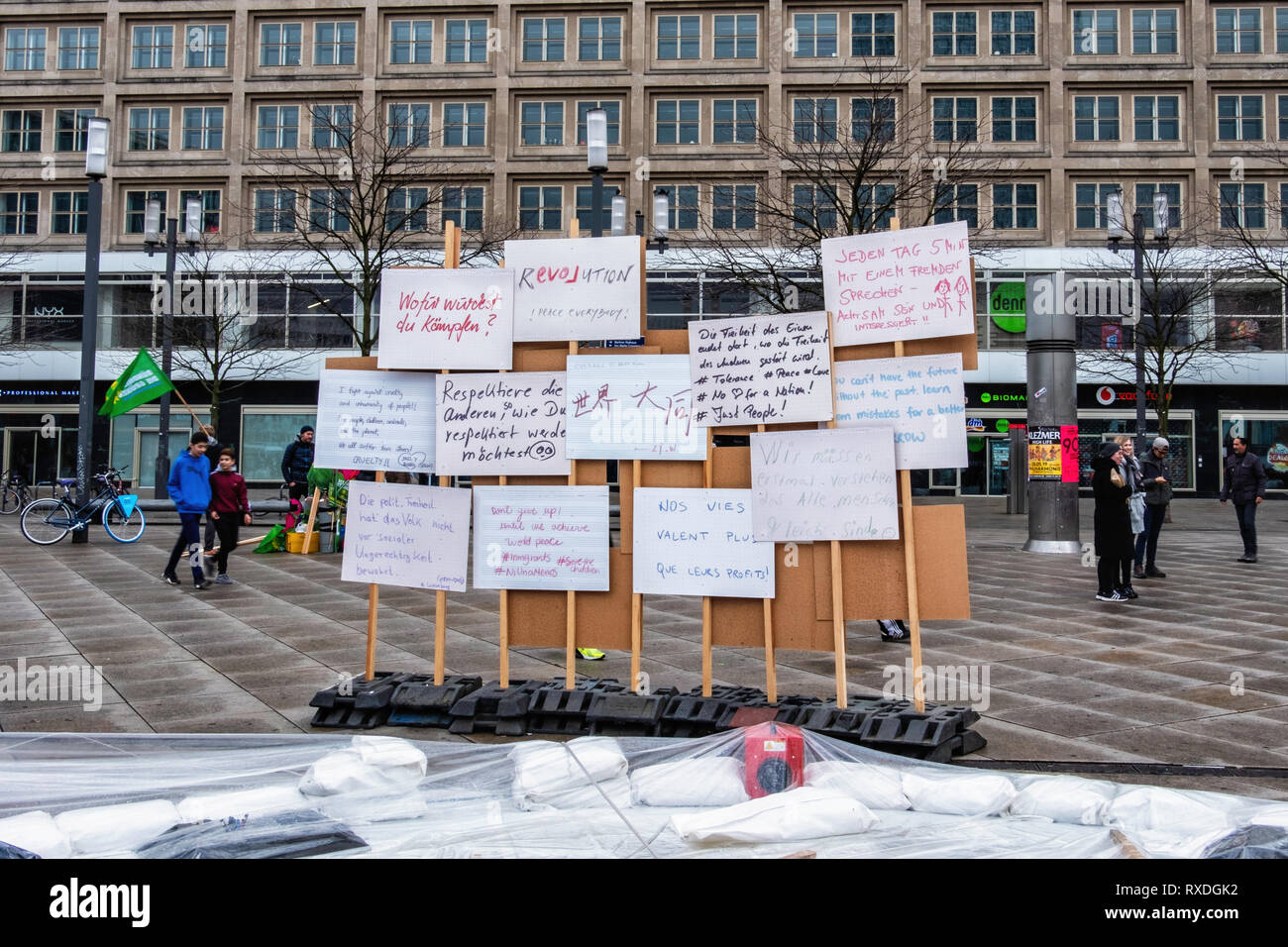 Berlino, Germania. 8 Mar 2019. Mostra celebra i suoi cento anni di Rivoluzione 1918-1919 utilizzando cartelloni, informazioni torri e un arredamento mobili van per documentare gli eventi storici. Durante il mese di novembre rivoluzione furgoni mobili sono stati usati come barricate e un arredamento storico van è un elemento centrale di questo inverno tema espositivo che documenti l'evento. Novembre 2018 ha segnato il centesimo anniversario della fine della Prima Guerra Mondiale e la rivoluzione di novembre. Credito: Eden Breitz/Alamy Live News Foto Stock