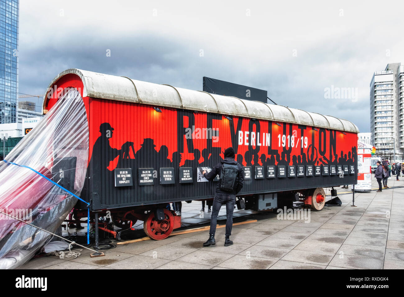 Berlino, Germania. 8 Mar 2019. Mostra celebra i suoi cento anni di Rivoluzione 1918-1919 utilizzando cartelloni, informazioni torri e un arredamento mobili van per documentare gli eventi storici. Durante il mese di novembre rivoluzione furgoni mobili sono stati usati come barricate e un arredamento storico van è un elemento centrale di questo inverno tema espositivo che documenti l'evento. Novembre 2018 ha segnato il centesimo anniversario della fine della Prima Guerra Mondiale e la rivoluzione di novembre. Credito: Eden Breitz/Alamy Live News Foto Stock