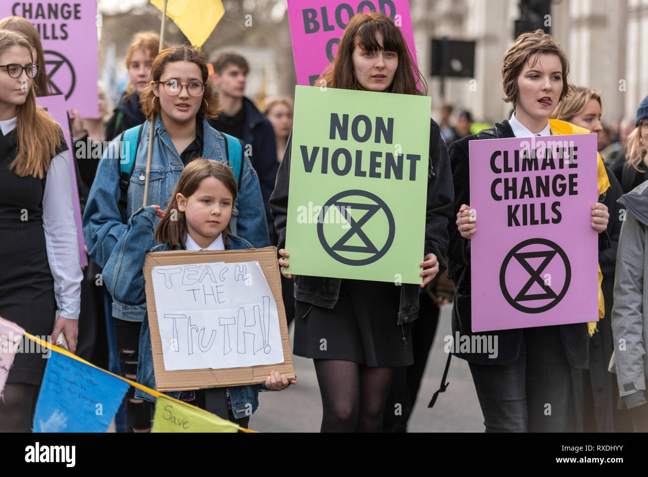 Il gruppo di protesta Extinction Rebellion sta dimostrando contro la presunta mancanza di progressi contro il cambiamento climatico in un'azione intitolata "The Blood of Our Children - An Act of Civil Disobedience" (il sangue dei nostri bambini - un atto di disobbedienza civile) Foto Stock