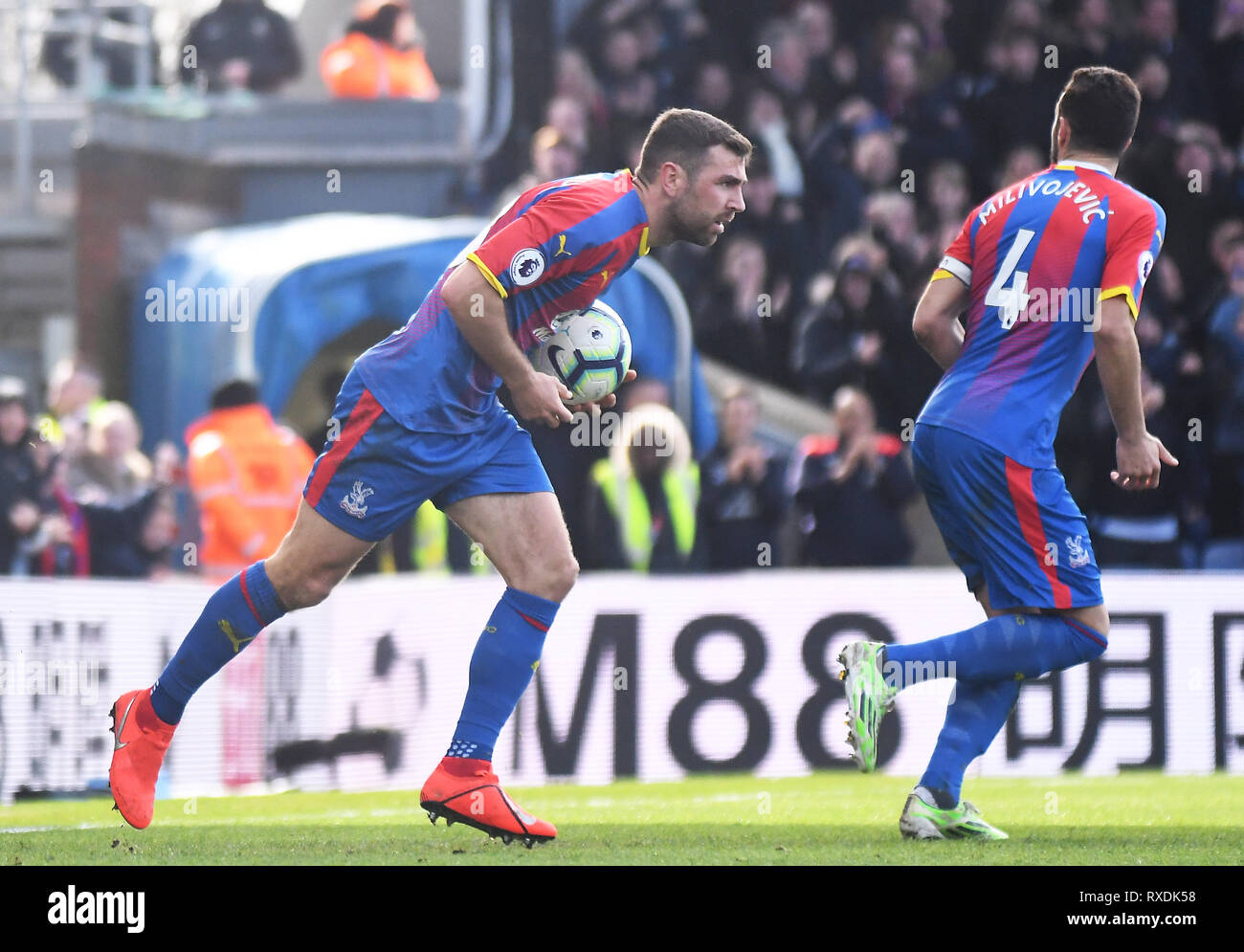 Londra, Regno Unito. 9 Mar, 2019.James McArthur di palazzo celebra dopo Luka Milivojevic di Palazzo segnato un gol durante il 2018/19 Premier League tra Crystal Palace FC e Brighton & Hove Albion a Selhurst Park. Credito: Sandu Iftode/Alamy Live News solo uso editoriale, è richiesta una licenza per uso commerciale. Nessun uso in scommesse, giochi o un singolo giocatore/club/league pubblicazione. Credito: Sandu Iftode/Alamy Live News Foto Stock