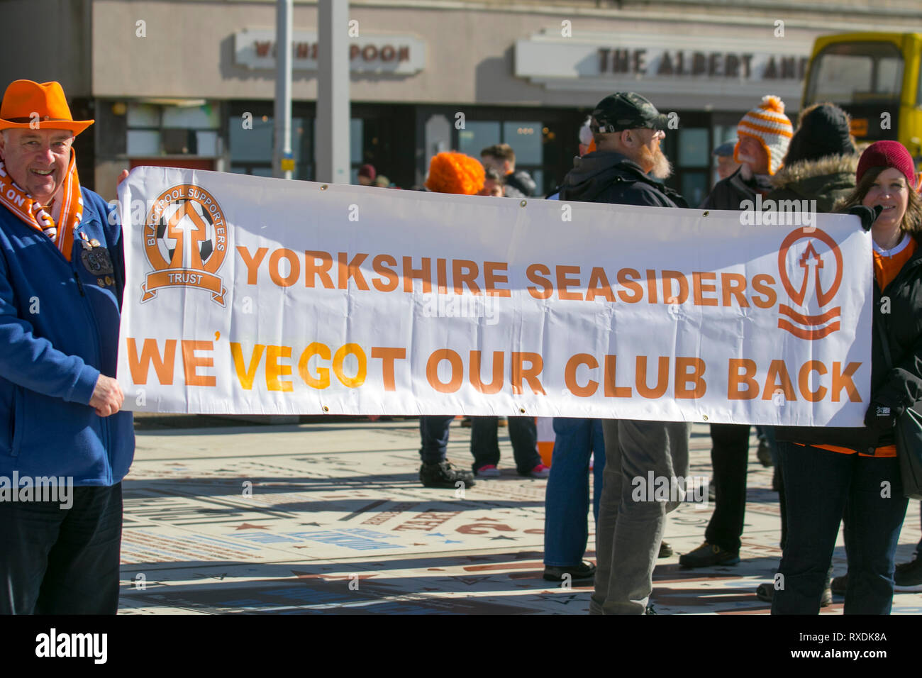 Blackpool, Lancashire, Regno Unito. 9 Marzo, 2019. I sostenitori di Blackpool si raccolgono sul lungomare prima della partita in casa a Bloomfield Road per celebrare la destituzione di Owen Oyston dal club di calcio. Blackpool FC lungo sofferenza appassionati hanno finalmente un loro club back & stanno ritornando a vedere il loro gioco di squadra. Il giorno è finalmente giunta per Blackpool di boicottare le ventole per tornare a casa e sostenere il loro team. Credito: MediaWorldImages/AlamyLiveNews Foto Stock