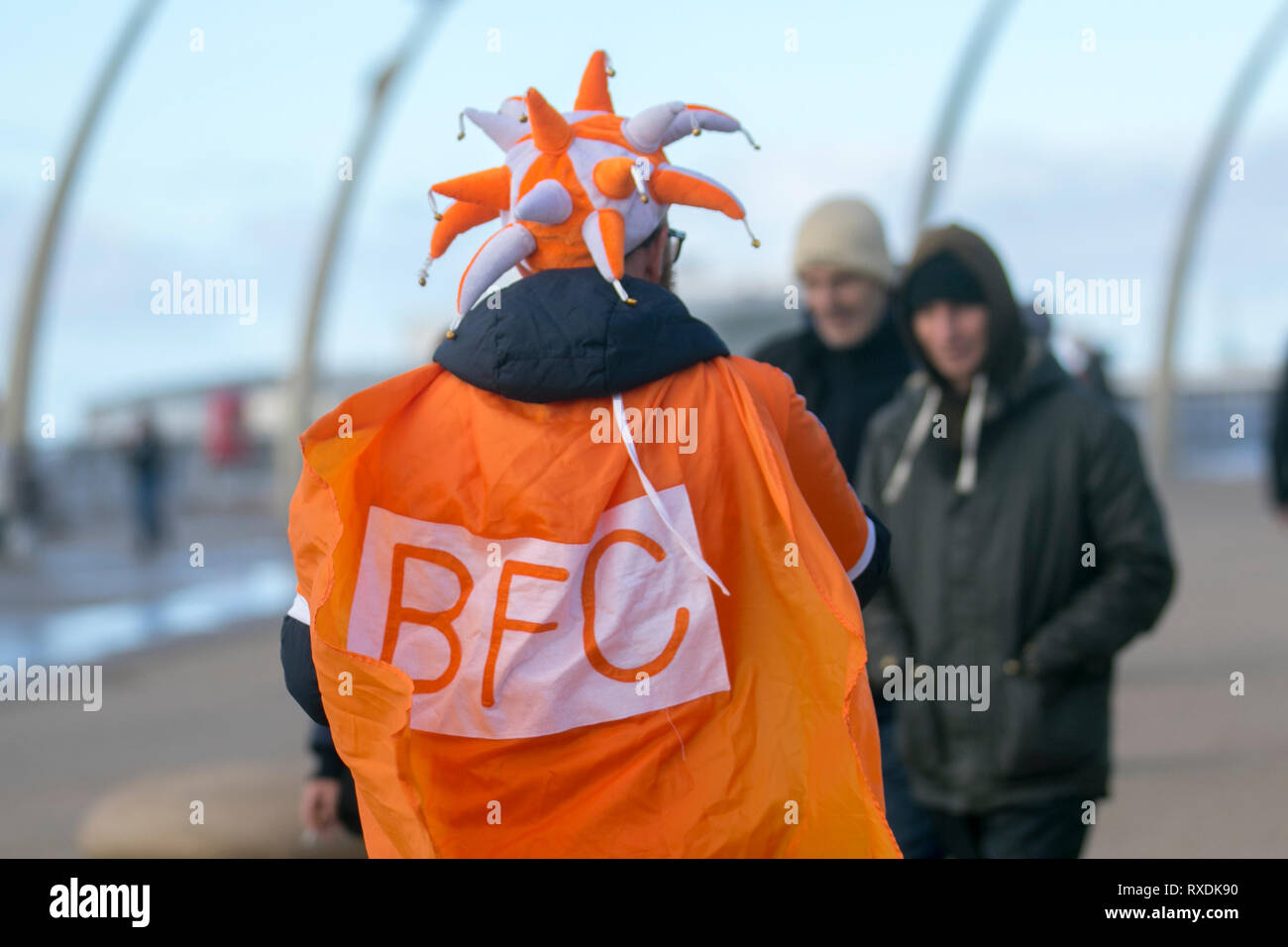 Blackpool, Lancashire, Regno Unito. 9 Marzo, 2019. I sostenitori di Blackpool si raccolgono sul lungomare prima della partita in casa a Bloomfield Road per celebrare la destituzione di Owen Oyston dal club di calcio. Blackpool FC lungo sofferenza appassionati hanno finalmente un loro club back & stanno ritornando a vedere il loro gioco di squadra. Il giorno è finalmente giunta per Blackpool di boicottare le ventole per tornare a casa e sostenere il loro team. Credito: MediaWorldImages/AlamyLiveNews Foto Stock