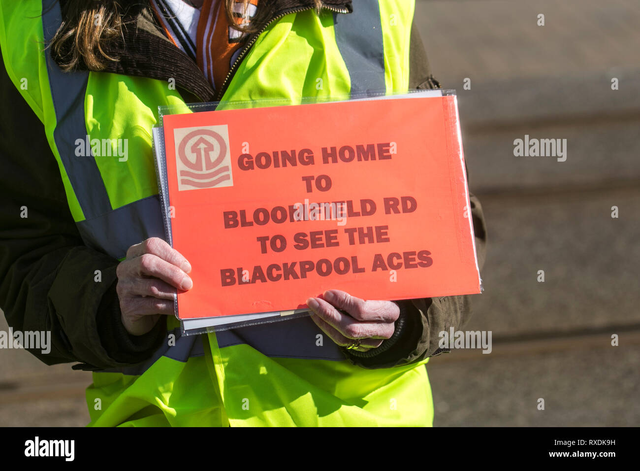 Blackpool, Lancashire, Regno Unito. 9 Marzo, 2019. I sostenitori di Blackpool si raccolgono sul lungomare prima della partita in casa a Bloomfield Road per celebrare la destituzione di Owen Oyston dal club di calcio. Blackpool FC lungo sofferenza appassionati hanno finalmente un loro club back & stanno ritornando a vedere il loro gioco di squadra. Il giorno è finalmente giunta per Blackpool di boicottare le ventole per tornare a casa e sostenere il loro team. Credito: MediaWorldImages/AlamyLiveNews Foto Stock