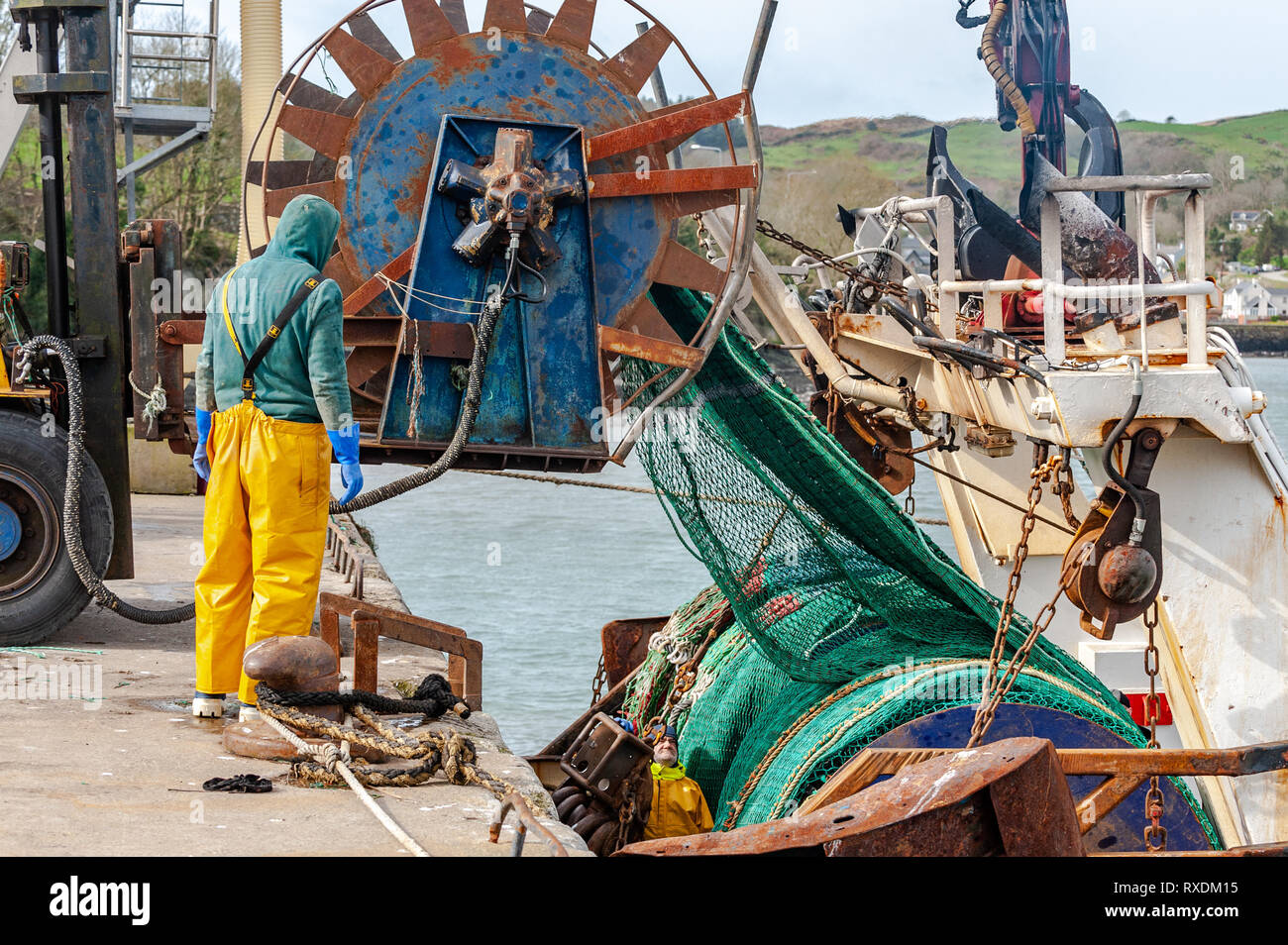 Unione Hall, West Cork, Irlanda. 9 Marzo, 2019. I pescatori mend reti rotto sul peschereccio "Ocean Pioneer' mentre ormeggiata in unione Hall porto di pescatori. Credito: Andy Gibson/Alamy Live News. Foto Stock