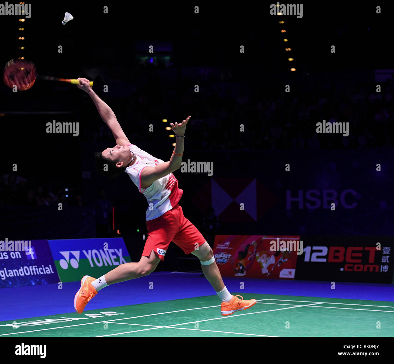 Arena Birmingham, Birmingham, Regno Unito. 9 Mar, 2019. Overgrip Yonex tutti Inghilterra aprire Badminton campionati, giorno 4; mens singles match, Kento MOMOTA del Giappone versus NG Ka lunga Angus di Hong Kong; Kento MOMOTA del Giappone si libera per il retro della corte Credito: Azione Sport Plus/Alamy Live News Foto Stock