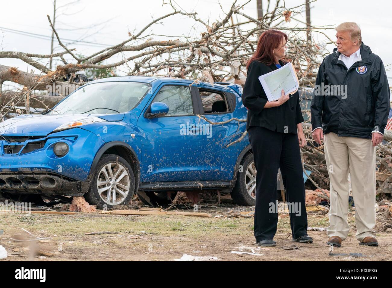 Opelika, Alabama, Stati Uniti d'America. Il giorno 08 marzo, 2019. U.S presidente Donald Trump sondaggi danno e si incontra con i residenti Marzo 8, 2019 in Beauregard, Alabama. La regione è stata colpita da un tornado il 3 marzo uccidendo 23 persone. Credito: Planetpix/Alamy Live News Foto Stock