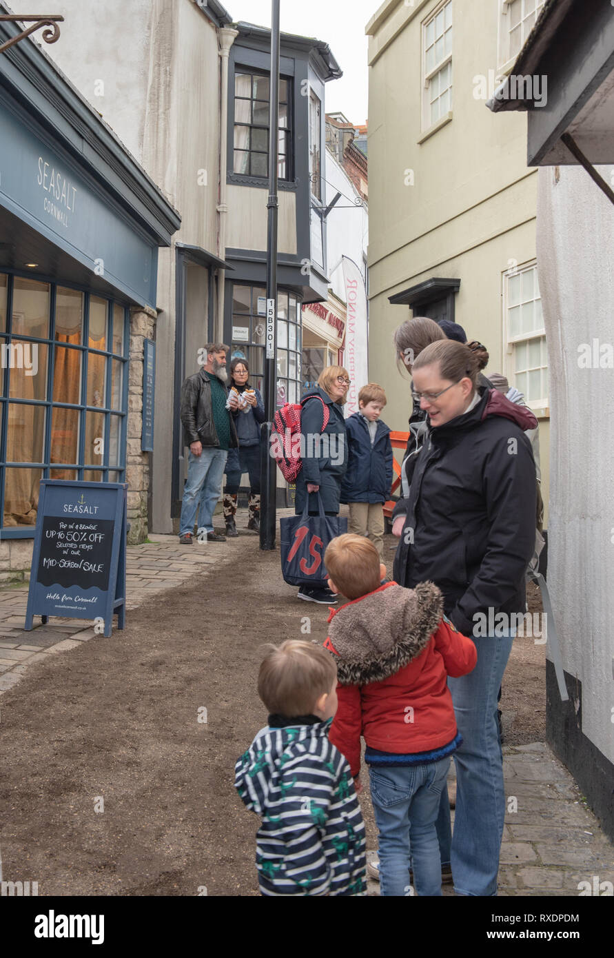 Lyme Regis, Dorset, Regno Unito. Il 9 marzo 2019. La campana scogliera alla località balneare di Lyme Regis è trasformato in un set cinematografico in preparazione per l'arrivo di il cast e la troupe del dramma storico ammonita starring Kate Winslet e Saoirse Ronan. Ampiamente anticipato per essere un successo di Hollywood il dramma immaginario è ispirato alla vita del leggendario cacciatore di fossili Mary Anning ed è un colpo di benvenuto per il turismo e l'economia locale. La gente del posto e i visitatori sono sorpresi di vedere un nuovo edificio vengono visualizzati in città come un falso Georgian House è costruito sul set. Credito: PQ Immagini/Alamy vivere nuove Foto Stock