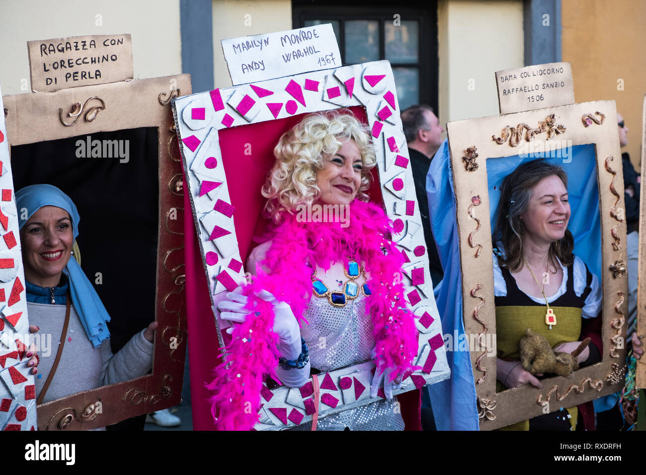 PARABIAGO (MI), Italia. 9 apr, 2019. Alcune donne sono mascherati da famosi dipinti alla sfilata di carnevale il 9 marzo2019 a Parabiago, una città appena fuori dalla città di Milano, Italia. Credit: Davide Devecchi/Alamy Live News Foto Stock