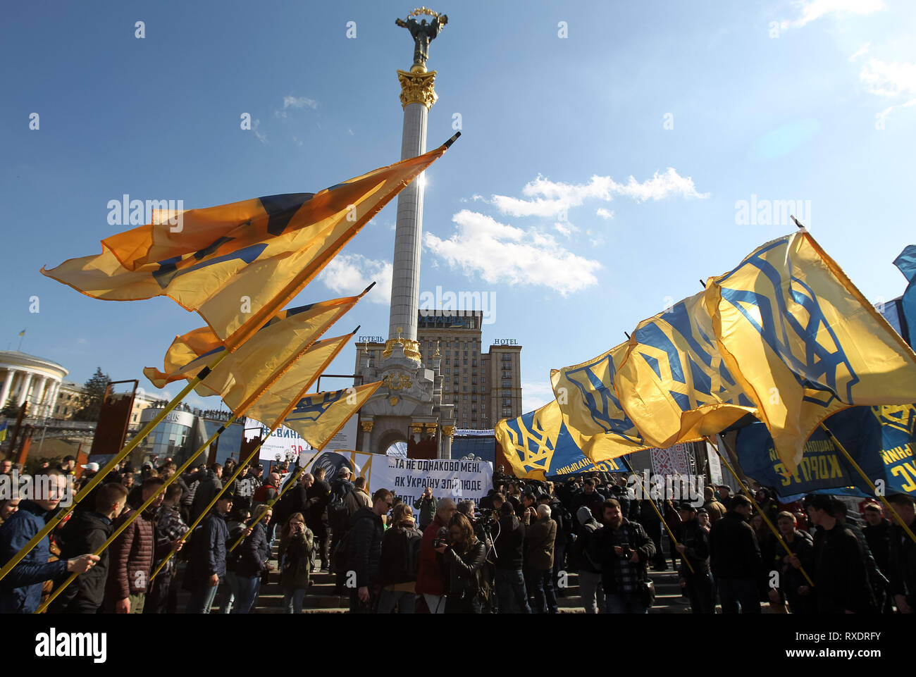 Kiev, Ucraina. 9 Mar, 2019. Gli attivisti e i sostenitori del Corpo Nazionale del partito politico gridare frequentare un anti-corruzione rally, sulla piazza Indipendenza a Kiev, in Ucraina, in data 9 marzo 2019. Gli attivisti domanda prigione quelli coinvolti in embezzling fondi di bilancio per la difesa nel corso di una manifestazione per chiedere l'inchiesta di embezzling fondi di bilancio per la difesa. Il 25 febbraio 2019 la sera i giornalisti rilasciato la relazione di indagine sostenendo che Haldkovsky Ihor, figlio di primo vice Segretario dell'NSDC il sistema di aiuto online di anestesia OLEH Hladkovsky, è coinvolto in grandi schemi di bilancio embezzling fondi in Foto Stock