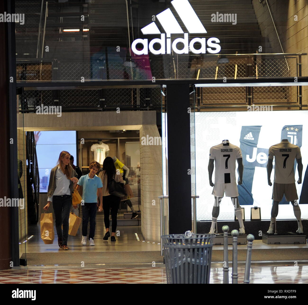 Negozio Adidas Milano Centro Store, 59% OFF | www.ipecal.edu.mx