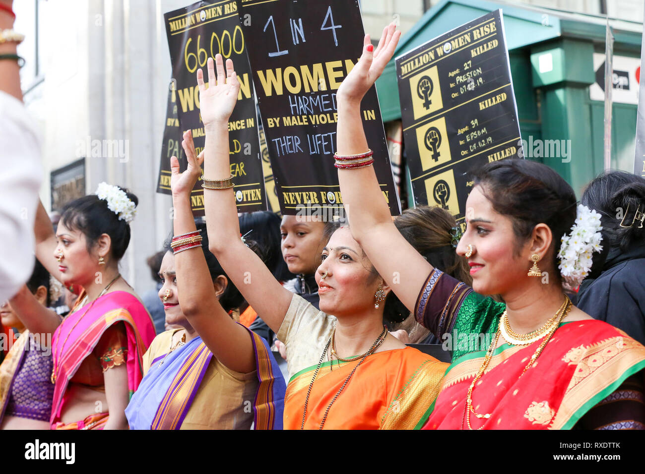 Londra, Regno Unito. 9 Mar, 2019. Migliaia di donne sono visti prendendo parte alla undicesimo anniversario di milioni di donne salire contro di genere la violenza nel centro di Londra. Quest anno il tema è "mai dimenticato", in solidarietà con le donne che hanno subito violenze e nella memoria di coloro che sono stati uccisi. Credito: Dinendra Haria/Alamy Live News Foto Stock