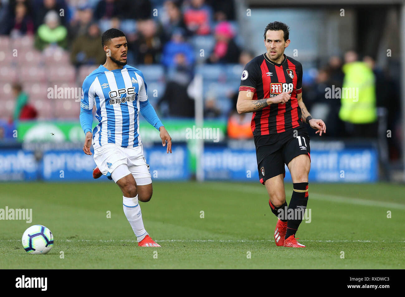 Huddersfield, Regno Unito. 09Mar, 2019. Charlie Daniels di Bournemouth (r) passa la palla come Elias Kachunga di Huddersfield Town guarda a. Premier League, Huddersfield Town v AFC Bournemouth presso la John Smith's Stadium a Huddersfield sabato 9 marzo 2019. Questa immagine può essere utilizzata solo per scopi editoriali. Solo uso editoriale, è richiesta una licenza per uso commerciale. Nessun uso in scommesse, giochi o un singolo giocatore/club/league pubblicazioni. pic da Chris Stading/Andrew Orchard fotografia sportiva/Alamy Live news Credito: Andrew Orchard fotografia sportiva/Alamy Live News Foto Stock