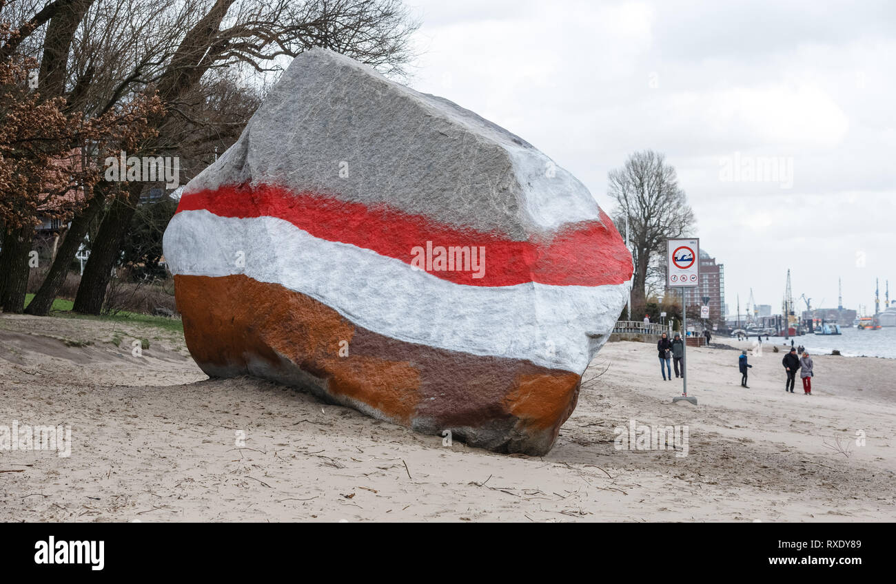 Dpatop - 09 marzo 2019, Amburgo: Il foundling 'Alter Schwede' è marrone, bianco, rosso sulla spiaggia dell'Elba dopo essere stata dipinta per tutta la notte da St.Pauli fans nei loro colori del club. Domani il derby tra HSV e FC San Paolo nella seconda lega avrà luogo nel mondo del calcio nella città anseatica. Foto: Markus Scholz/dpa Foto Stock