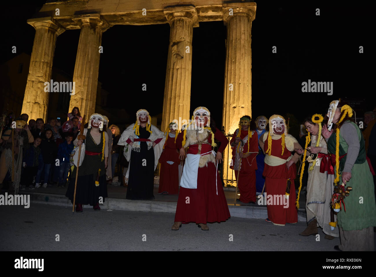 Atene, Grecia. 9 Mar 2019. I partecipanti marzo attraverso il centro storico di Atene per celebrare il Greco antico phalliphoria festival in onore del dio del vino, la fertilità e il Teatro di Dioniso ad Atene, in Grecia. Credito: Nicolas Koutsokostas/Alamy Live News. Foto Stock