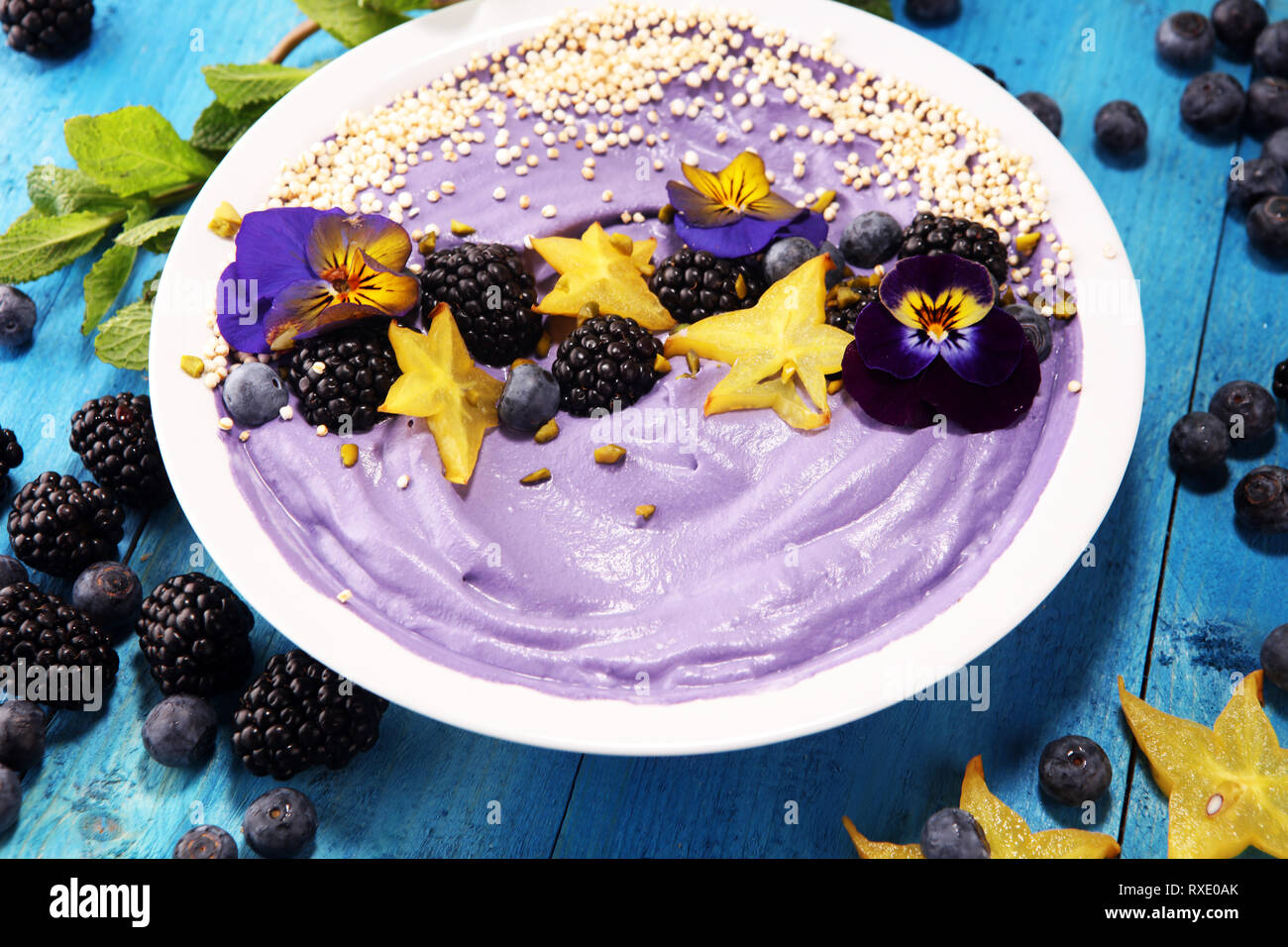 In casa sano materie vegan banana e berry ice cream (gelato, nicecream) e rabboccato con organici di more e mirtilli sul tavolo Foto Stock In casa sano materie vegan banana e berry ice cream (gelato, nicecream) e rabboccato con organici di more e mirtilli sul tavolo Foto Stock