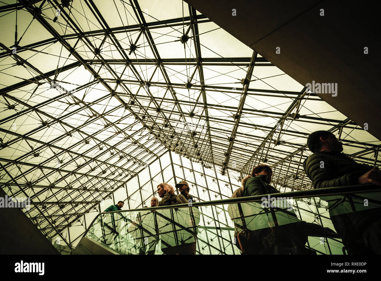 Soffitto di vetro della piramide del Louvre Foto Stock
