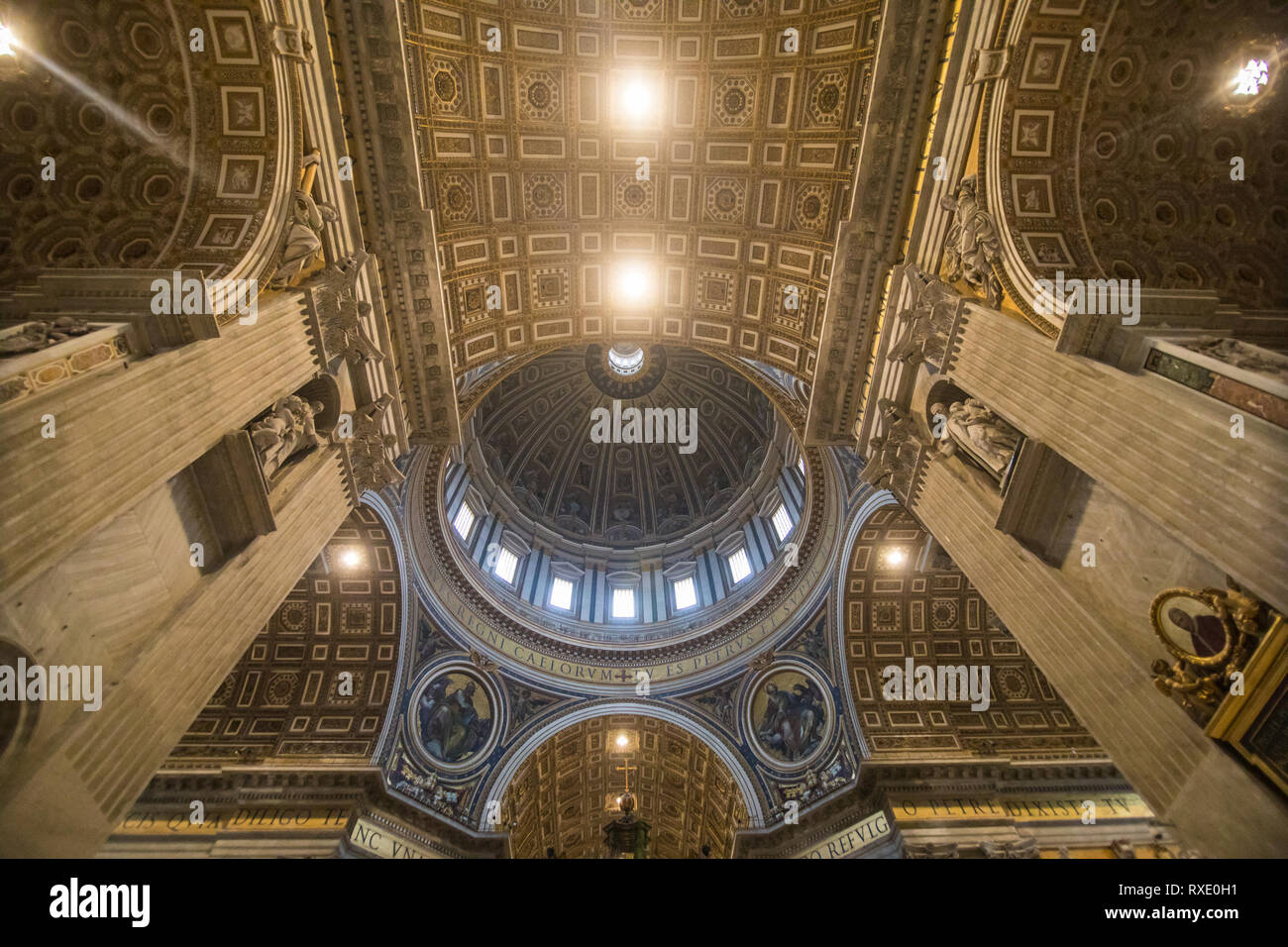Basilica Di San Pietro In Vaticano Persone Sepolte Città del Vaticano - Vaticano - Novembre 2018: la basilica di San