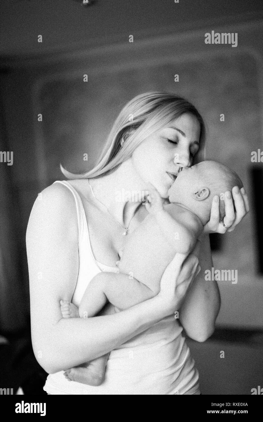 Rumore foto retrò. Felice madre baciando la sua figlia del neonato Foto Stock
