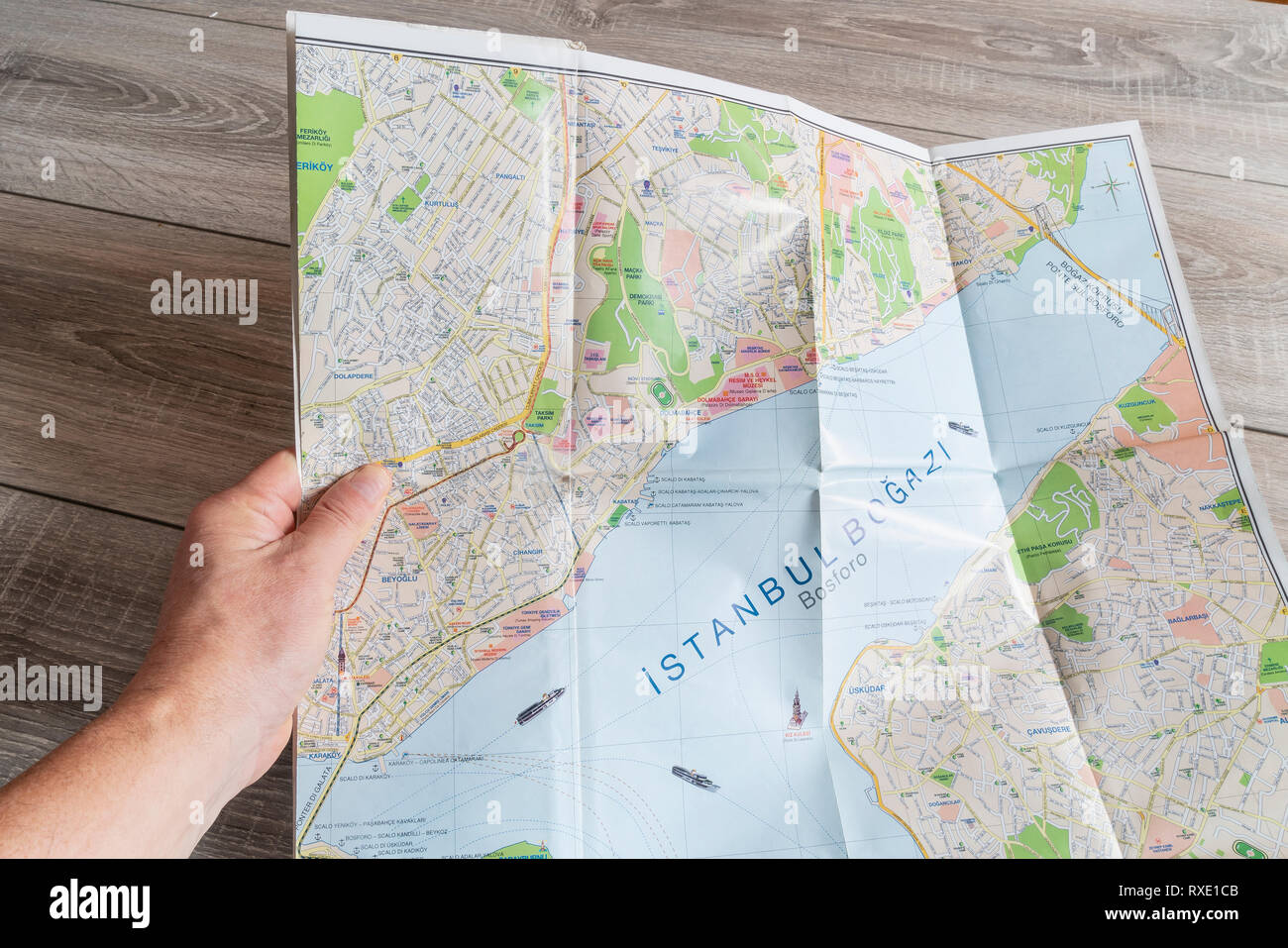 La consultazione della mappa della città di Istanbul Foto Stock