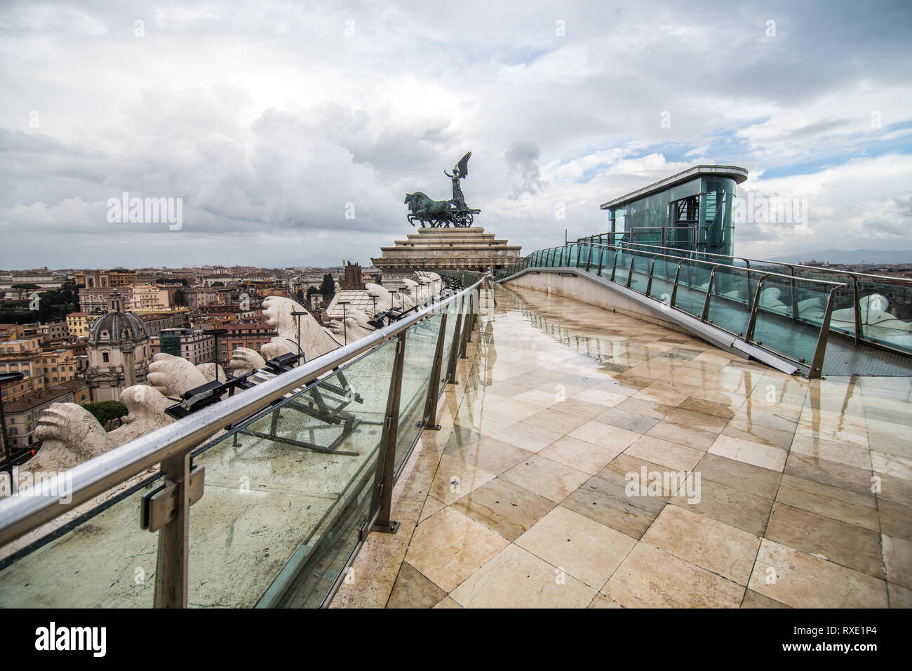 Roma, Italia - Novembre 2018: vista dalla terrazza delle Quadrighe - terrazzo sul tetto del Vittoriano complesso museale. Foto Stock