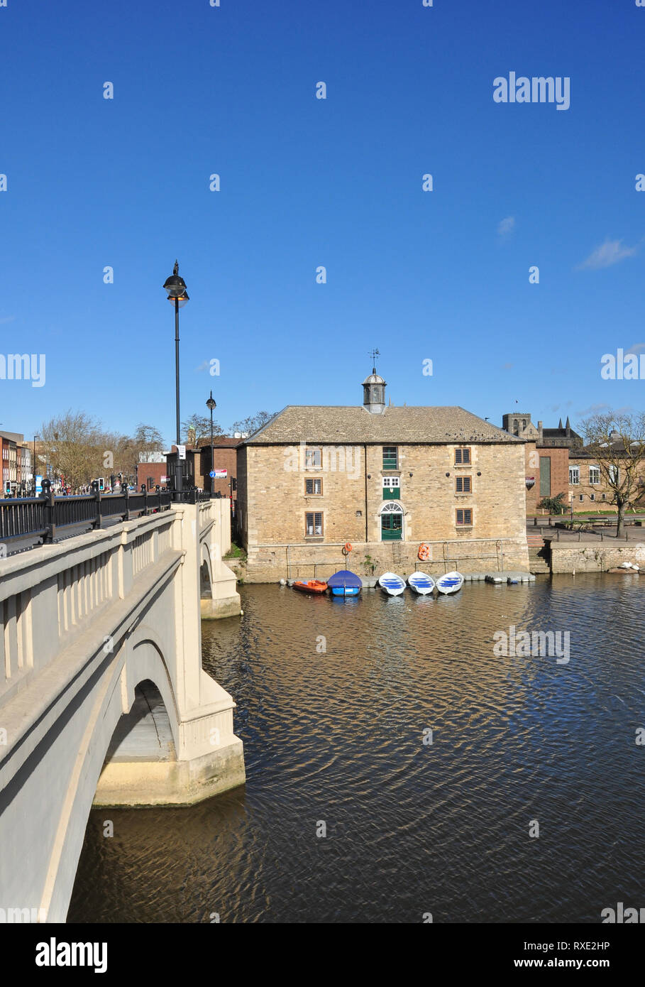 Vecchia casa doganale. Un edificio del xviii secolo e utilizzata in precedenza come granaio e magazzino sulla riva del fiume Nene, Peterborough, CAMBRIDGESHIRE, England, Regno Unito Foto Stock