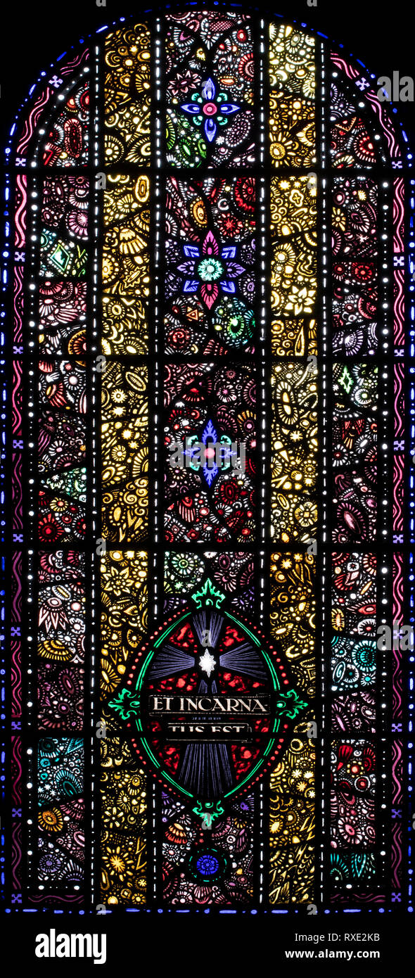 Gioiello-come finestre che simboleggia l'Incarnazione, St. Oswald & San Edmund Chiesa, Ashton in Makerfield, Greater Manchester, Regno Unito Foto Stock