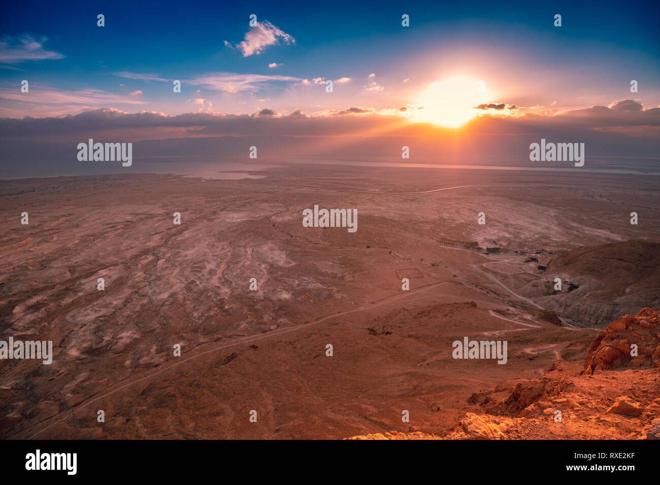 Bellissimo tramonto sul Mar Morto. Vista dalla fortezza di Masada Foto Stock