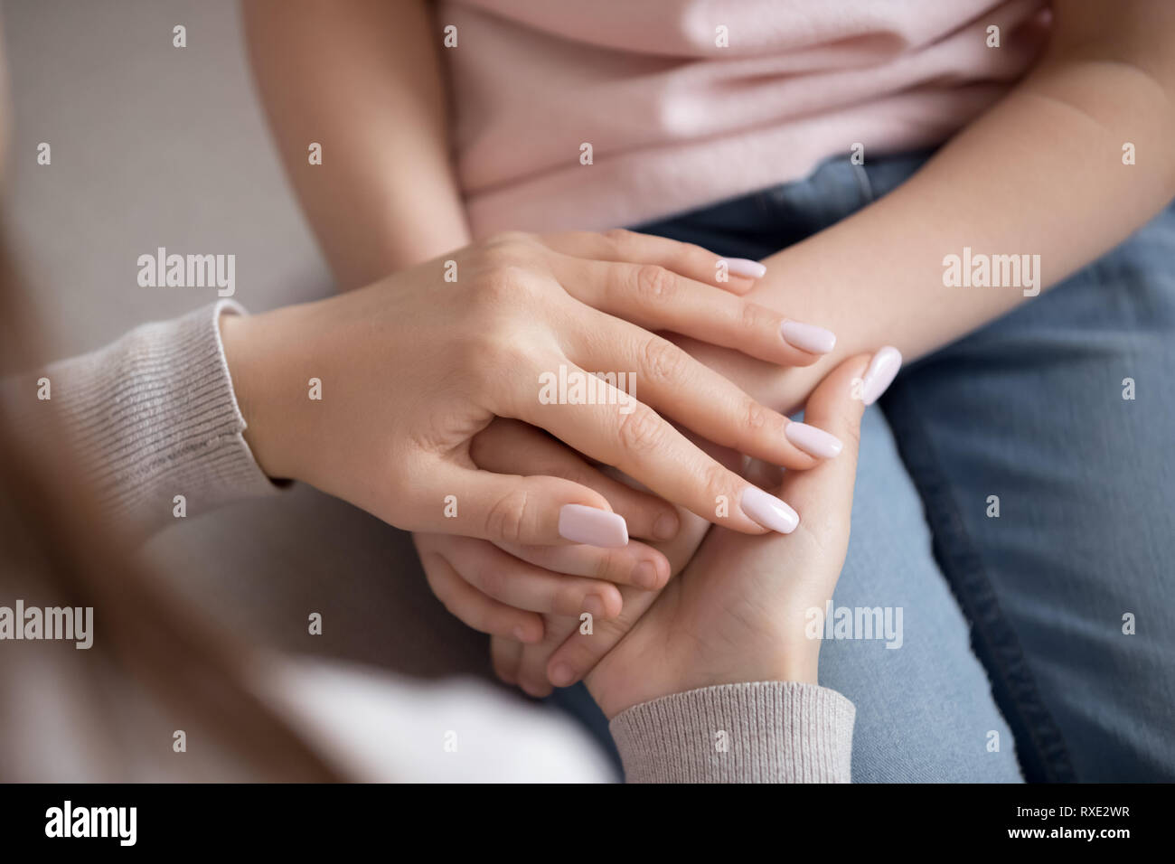 Donna adulta madre tenendo le mani del bambino, famiglia fiducia, primo piano Foto Stock