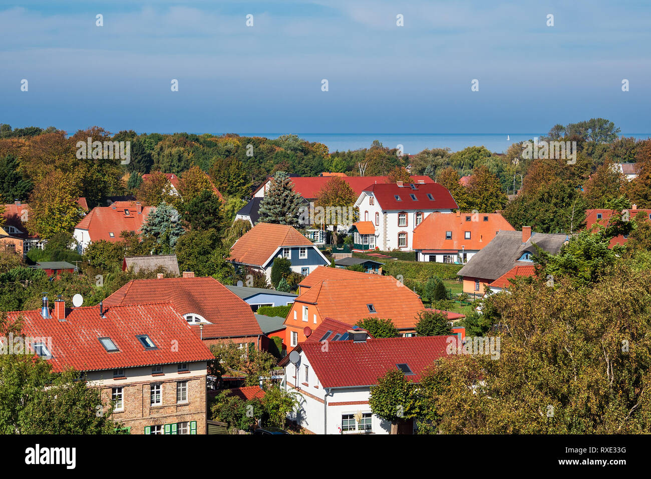 Edifici con cielo blu in Wustrow, Germania. Foto Stock Edifici con cielo blu in Wustrow, Germania. Foto Stock