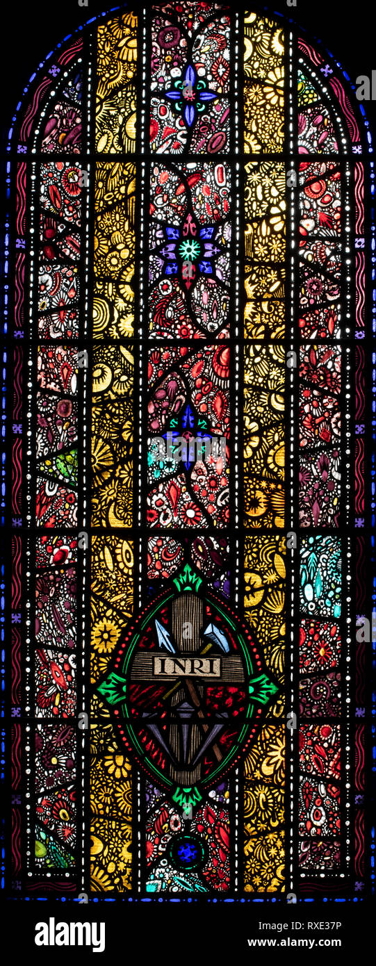 La croce con chiodi, martello e lance, St. Oswald & San Edmund Chiesa, Ashton in Makerfield, Greater Manchester, Regno Unito Foto Stock