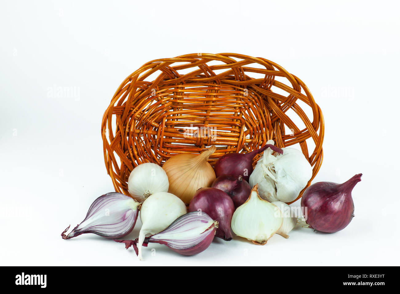 Blu e bianco varietà di cipolla in un cesto di vimini Foto Stock