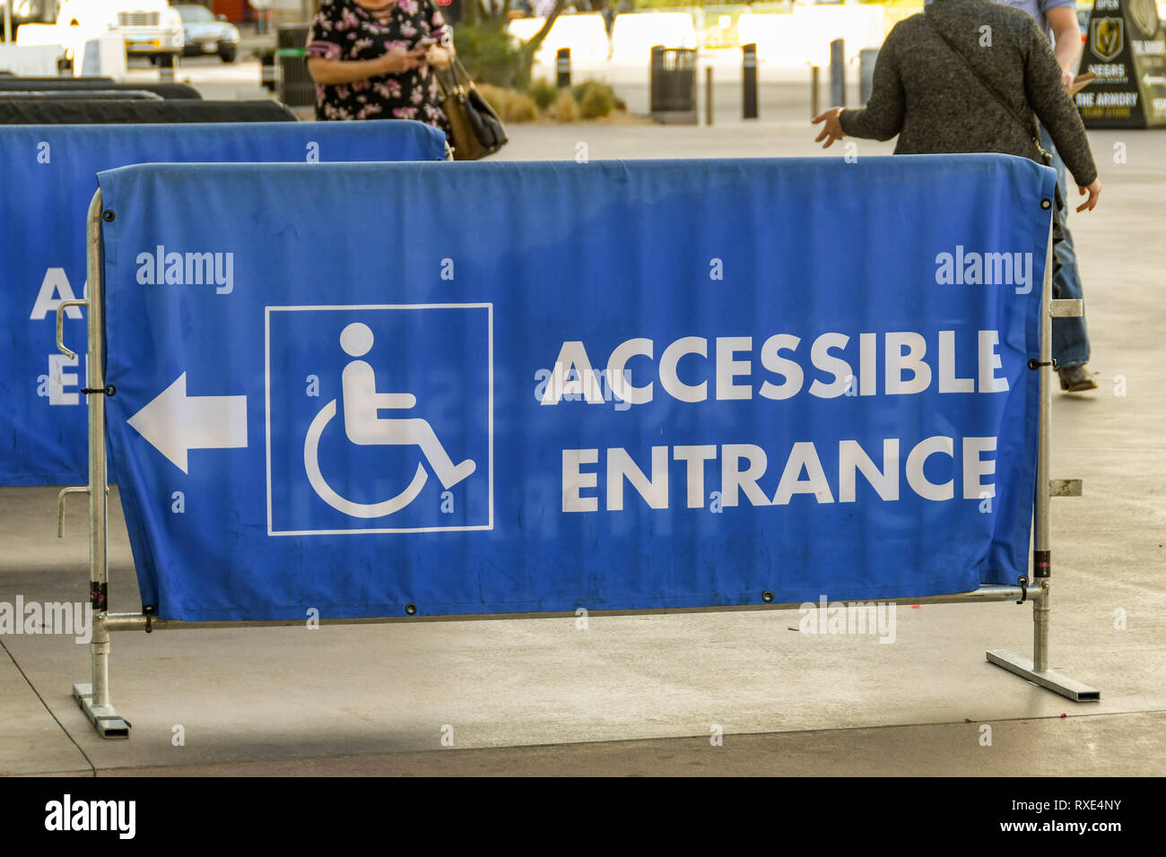 LAS VEGAS, NV, Stati Uniti d'America - Febbraio 2019: Banner attaccato ad una barriera che mostra il modo di un ingresso accessibile al T Mobile indoor arena di Las Vegas. Foto Stock