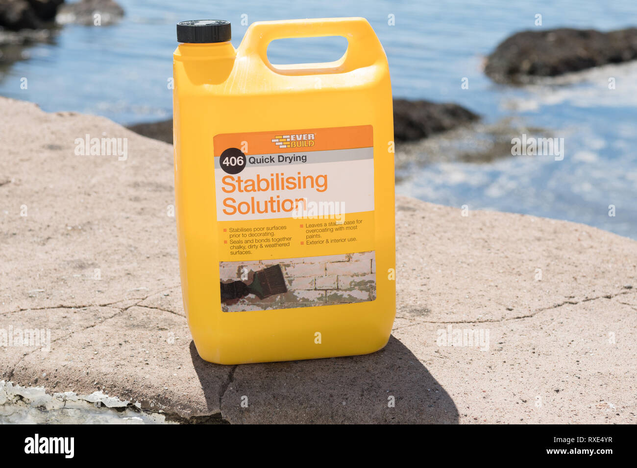 Silka Everbuild soluzione stabilizzante sulla sommità della parete esterna, REGNO UNITO Foto Stock