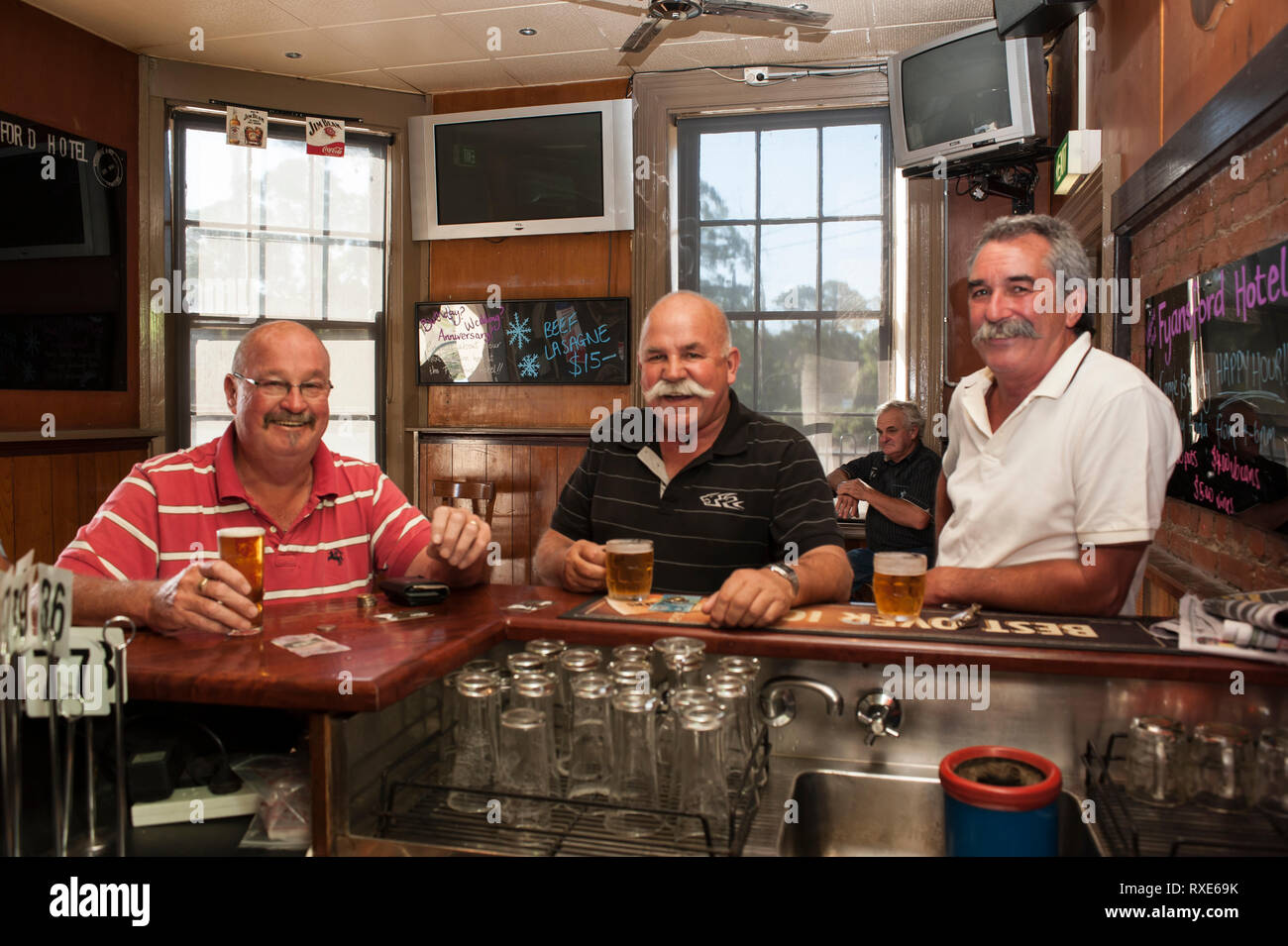 3 Gli uomini di bere birra presso il bar. Hotel Fyansford, Victoria, Australia Foto Stock