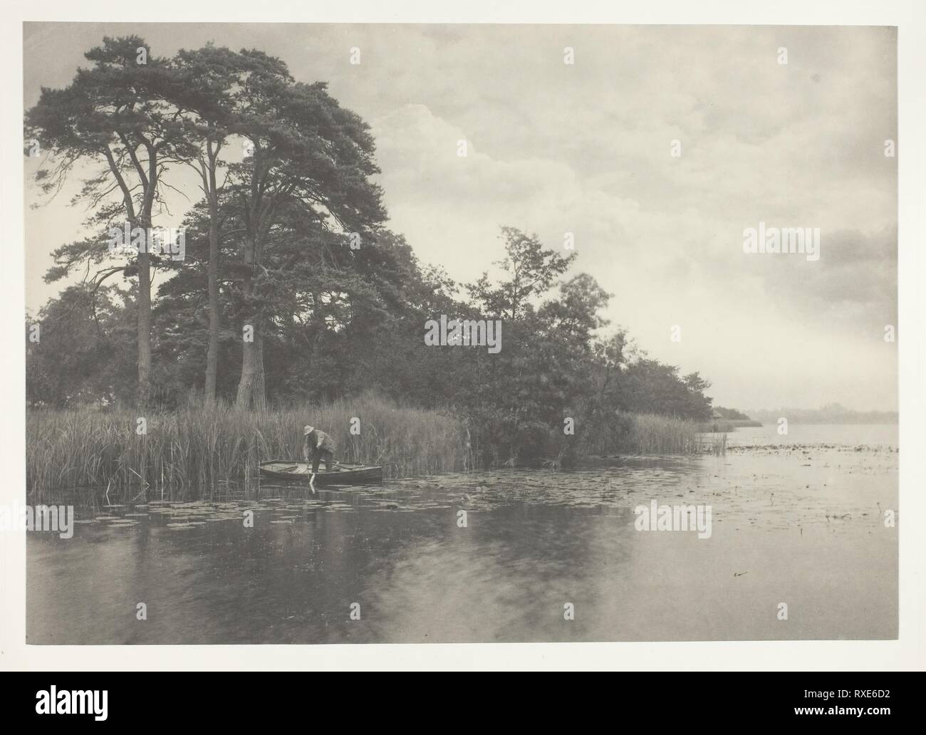 Il ritrovo per il luccio. Peter Henry Emerson; inglese, nato a Cuba, 1856-1936. Data: 1886. Dimensioni: 20,4 x 28,9 cm (l'immagine/carta); 28,6 × 41,1 cm (album). Platinum print, pl. XV dall'album "la vita e il paesaggio sul Norfolk Broads" (1886), edizione di 200. Origine: Inghilterra. Museo: Chicago Art Institute. Foto Stock