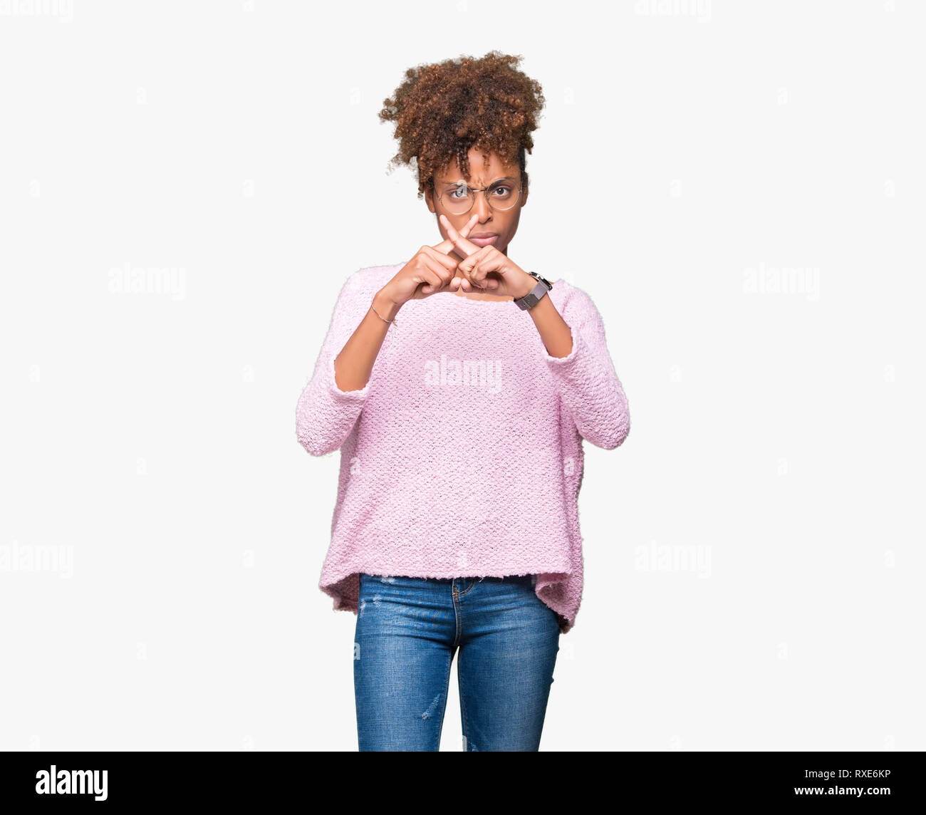 Bella giovane americano africano donna che indossa gli occhiali su sfondo isolato rifiuto espressione dita incrociate facendo segno negativo Foto Stock