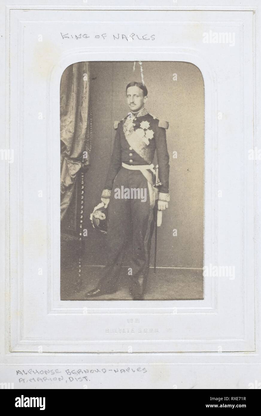 Re di Napoli. Alphonse Bernoud; francese, 1829-1889. Data: 1860-1869. Dimensioni: 8,7 x 5,2 cm (l'immagine/carta); 10,4 x 6,1 cm (mount). Albume stampa. Origine: Napoli. Museo: Chicago Art Institute. Autore: Sconosciuto. Foto Stock