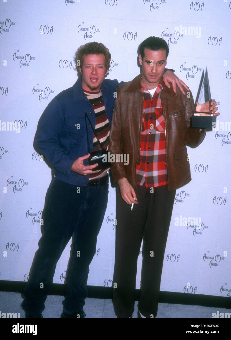 LOS ANGELES, CA - febbraio 7: musicisti Scott Weiland e Robert cetta di Stone Temple Pilots frequentare la ventunesima Annual American Music Awards il 7 febbraio 1994 a Shrine Auditorium di Los Angeles, California. Foto di Barry re/Alamy Stock Photo Foto Stock