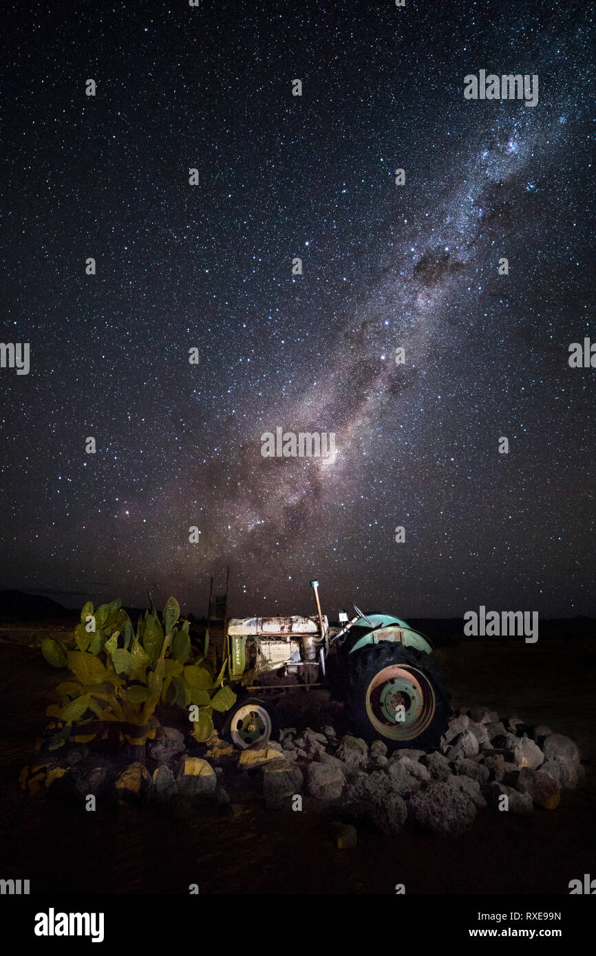 Un trattore sotto la via lattea in solitario, Namibia. Foto Stock