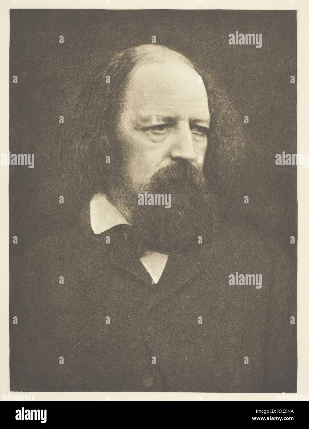 Signore Tennyson. Julia Margaret Cameron; Inglese, 1815-1879. Data: 1867. Dimensioni: 21,7 × 16,3 cm (immagine); 38 × 28,3 cm (carta). Fotoincisione, da "Artisti delle Nazioni unite, Numero 5' (1890). Origine: Inghilterra. Museo: Chicago Art Institute. Foto Stock