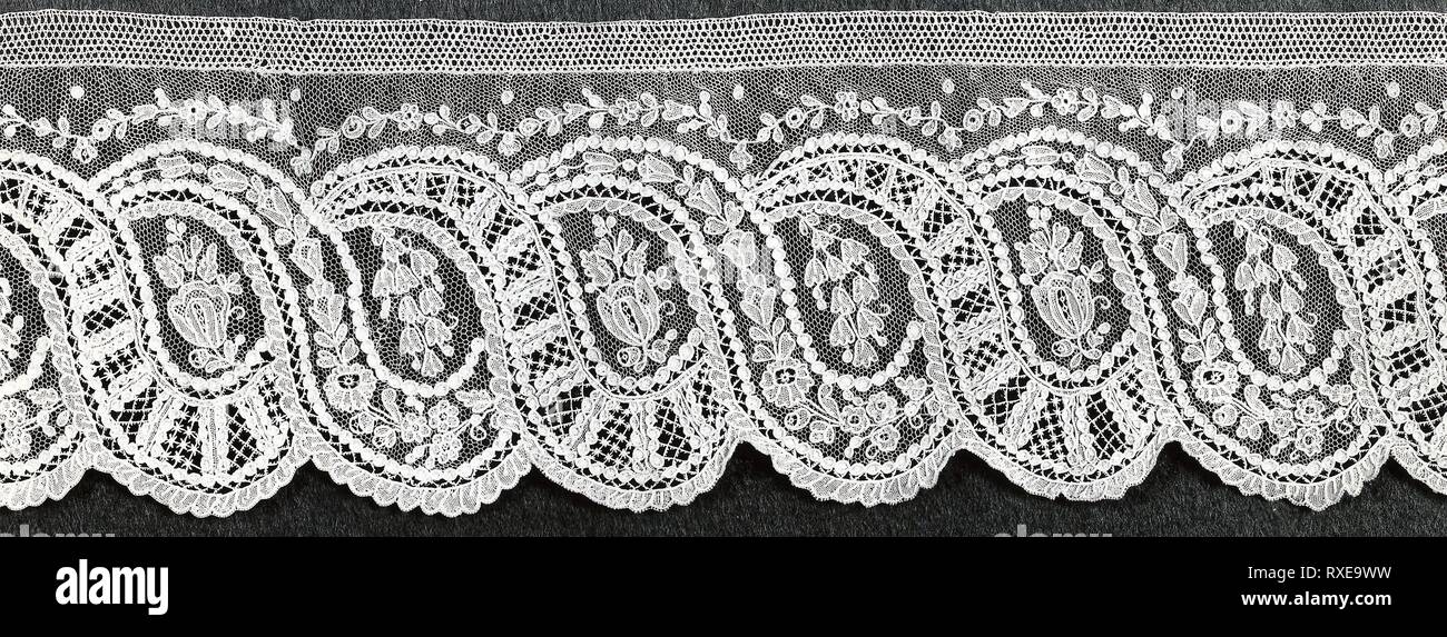 Confine. La Francia. Data: 1860-1869. Dimensioni: 10,1 × 105 cm (4 × 41 3/8 in.) di filo di trama ripetere: 9 cm (3 1/2 in.). Biancheria da letto e crine di cavallo, il merletto ad ago di tipo noto come 'Punto d'Alençon"; voce del cotone, merletto a fuselli. Provenienza: Francia. Museo: Chicago Art Institute. Foto Stock