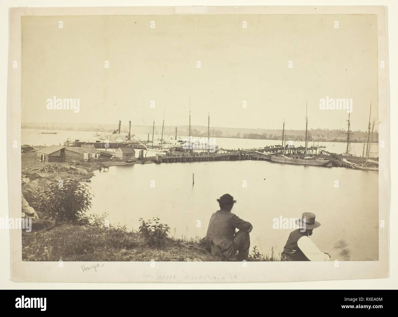 Il carbone Wharf, ad Alexandria, Virginia. Artista sconosciuto; American, xix secolo. Data: 1860-1869. Dimensioni: 22,9 x 33,4 cm (l'immagine/carta); 25,7 x 35,3 cm (mount). Albume stampa. Origine: Stati Uniti. Museo: Chicago Art Institute. Foto Stock