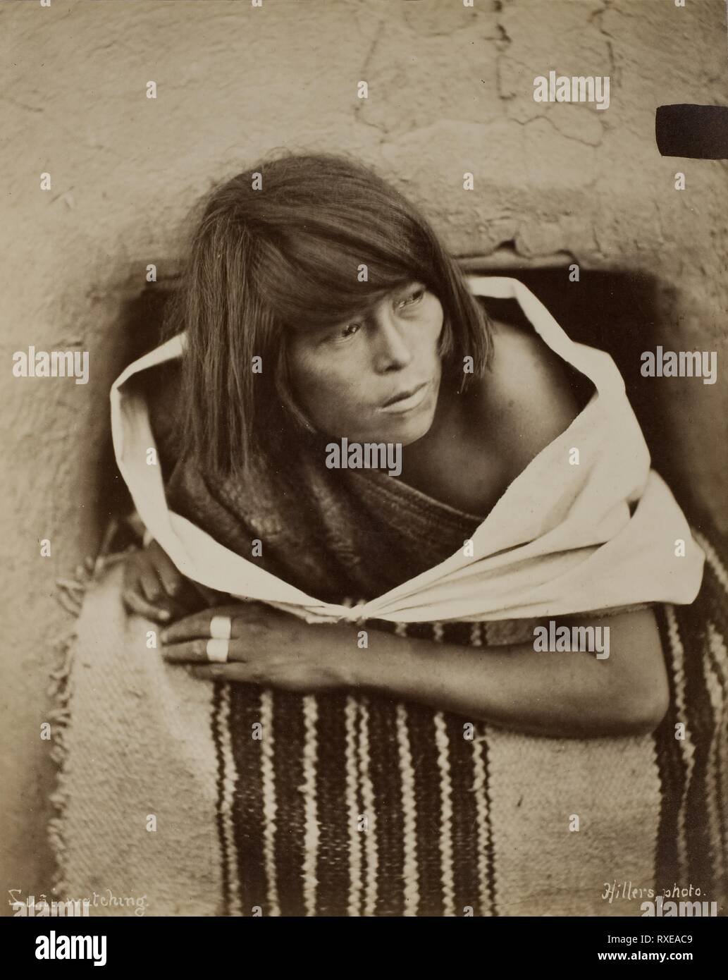 Zuni, guardando. John K. Hillers; American, nato in Germania, 1843-1925. Data: 1879-1881. Dimensioni: 23 x 18,3 cm (l'immagine/carta); 38,4 x 33,1 cm (mount). Albume stampa. Origine: Stati Uniti. Museo: Chicago Art Institute. Foto Stock